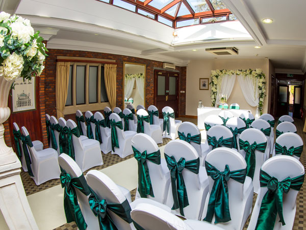 White Stretch Chair Covers & Hunter Green Tafetta Sash